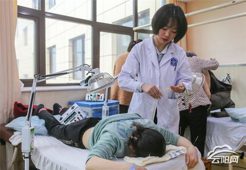 点亮健康夜间明灯 县中医院开设夜间门诊与健康咨询服务